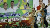 Dewi dan Lodi nampak sangat percaya diri saat tampil.