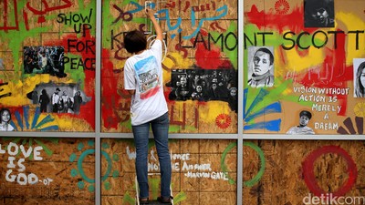Seniman di Charlotte Suarakan Pesan Damai Lewat Mural