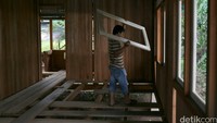 Pekerja membuat rumah tradisional suku Minahasa atau lebih dikenal dengan rumah panggung.