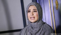 Namun ia juga dibantu oleh sang suami, Teuku Wisnu dalam menjaga anak-anaknya itu. Pool/Palevi S/detikFoto.