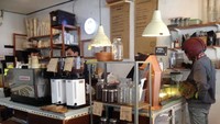 Mengusung nama Tuku, toko kopi di wilayah Cipete ini punya arti beli dalam Bahasa Jawa. Tempatnya tak luas dan hanya ada satu bangku kayu panjang di sana. Sebab Tuku lebih berkonsep grab and go.