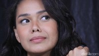 Make-up tipis dan pulasan lipstik pink menjadi pilihannya saat itu. Pool/Ismail/detikFoto.