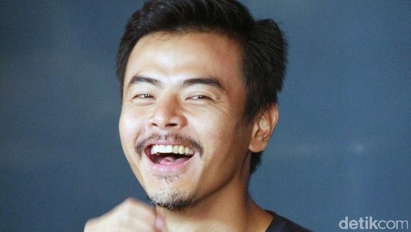 Dion Wiyoko Tampil Berjanggut