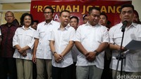 Ahmad Riza Patria membacakan Deklarasi Roemah Joeang Anies-Sandi.