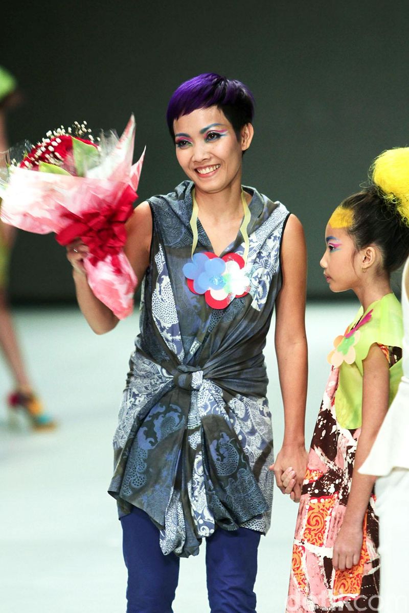 Lenny Agustin menggangkat tema 'Radin' di Indonesia Fashion Week. Bertempat di JCC, Senayan Jakarta.