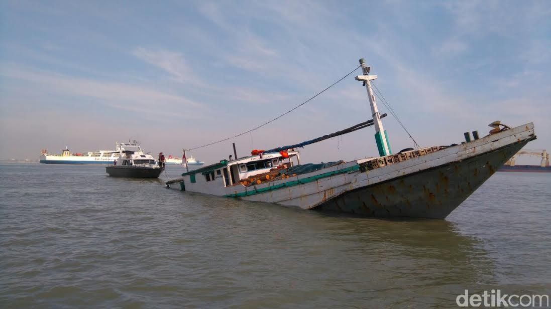 Kapal Layar Motor (KLM) Anugrah Indah tenggelam