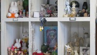 Etalasenya penuh pajangan dan boneka kelinci, begitupun kaca jendela, serta lemari hias yang juga penuh aksesoris bertema kelinci yang lucu-lucu (Fitraya/detikTravel)