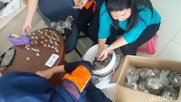 Ini bukan kali pertama diler menerima pembayaran dengan uang receh. Sebelumnya tahun 2013 lalu ada konsumen yang membawa uang recehan Rp 2.000 untuk membeli motor skutik. Foto: Istimewa-Mia