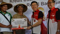 Bank Sinarmas melakukan penandatanganan kerjasama pemberian kredit Usaha Rakyat (KUR) kepada para petani ubi jalar melalui PT. JIT Investama Harapansukses (JIT). Pool/dok. Sinarmas.