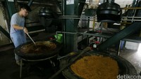 Pekerja membuat gula aren kemasan di Pabrik Masarang, Tondangow, Tomohon, Sulawesi Utara, Selasa (27/9/2016).