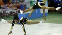 Pesenam aerobik campuran ini membentuk formasi nan indah.