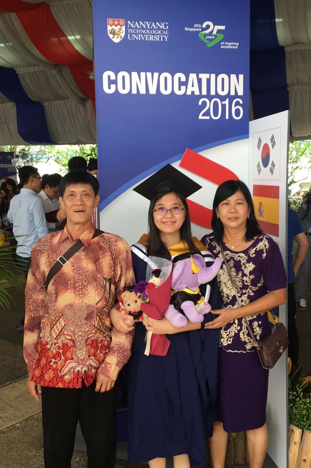 Dewi Suryana dan kedua orangtuanya saat wisuda kelulusan di NTU Singapura (Foto: Dok Dewi Suryana)