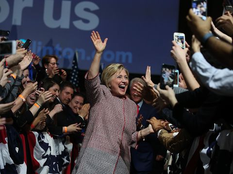 Jaket Armani membaluti tubuh Hillary Clinton (Spencer Platt/Getty Images)