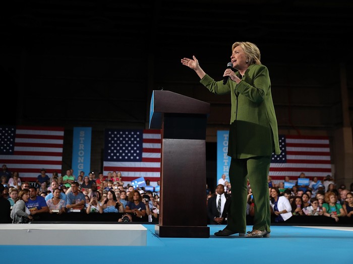  Foto  10 Gaya  Hillary Clinton Pakai  Celana  Panjang yang 
