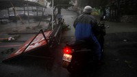 Sekitar 5.300 orang berhasil dievakuasi. REUTERS/Tyrone Siu.
