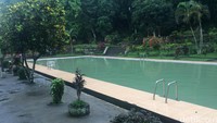 Kolam renang Aik Buka terletak di Desa Aik Buka, Kecamatan Batu Kliang Utara, Kabupaten Lombok Tengah. Ini sudah dari zaman Belanda dan pada tahun 1977 direnovasi oleh pemerintah daerah (Ahmad Masaul Khoiri/detikTravel)