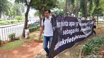 Ini bukanlah aksi pertama dari mantan karyawan BTel. Sebelumnya, aksi serupa juga pernah dilakukan di depan Wisma Bakrie saat itu mereka menuntut kejelasan cicilan pesangon mereka yang mandek. Foto: detikINET/Adi Fida Rahman