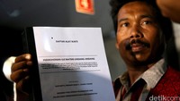 Seorang warga menunjukan berkas pendaftaran uji materiil di Mahkamah Konstitusi. Warga korban penggusuran di Jakarta Utara itu datang dengan didampingi LBH Jakarta.