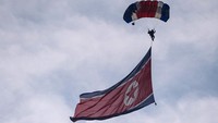 Setelah Pyongyang Marathon, Korea Utara baru saja mengadakan event airshow Wonsan Air Festival 2016 yang digelar di Kota Wonsan pekan lalu. Menariknya, atraksi terjun payung yang umumnya didominasi oleh kaum adam itu malah dilakukan oleh para wanita (Ed Jones/AFP)