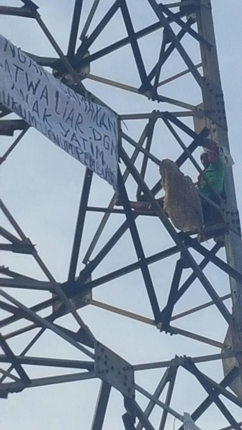 Seorang Pria Nekat Panjat Tower Listrik Di Dekat Stasiun Pasar Senen