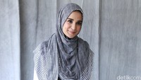 Ia tampil dengan hijab abu-abu hitam dengan busana putih dan rok hijau. Pool/Palevi S/detikFoto.