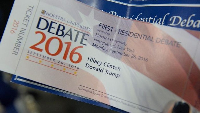 Ups... Nama Hillary Clinton Salah Tulis di Tiket Suvenir Debat Capres AS