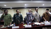 Para pimpinan MPR (ki-ka) Oesman Sapta Odang, EE Mangindaan, Zulkifli Hasan, Mahyudin, dan Hidayat Nur Wahid.