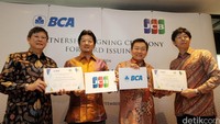 Dengan kerjasama ini, BCA menargetkan 50 ribu kartu baru di tahun pertama.