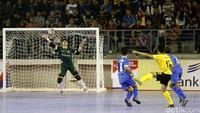 Pejaga gawang Jabar mengamankan gawangnya dari serangan para pemain Maluku Utara.