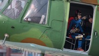 Setelah siap, sejumlah penerjun wanita itu pun diangkut ke langit dengan menggunakan helikopter militer Hughes 500 (Ed Jones/AFP)