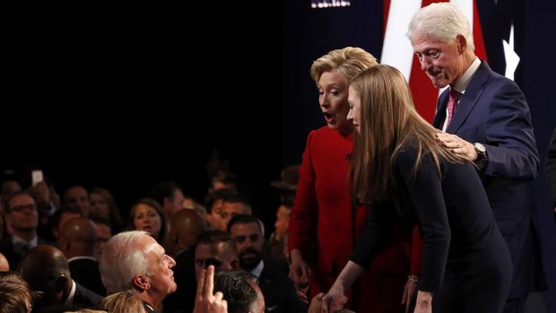 Chelsea Clinton (berbaju hitam) mendampingi Hillary dan Bill Clinton usai debat (REUTERS/Lucas Jackson)