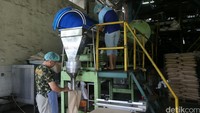 Pabrik ini memanfaatkan fluida panas bumi yang disuplai oleh Pertamina Geothermal Energi (PGE) Lahendong cluster 13 secara gratis untuk memasak gula aren.