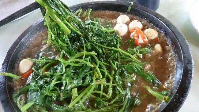 Makan Siang Mantap dengan Kangkung Hot Plate Enak di Rumah Makan Ini
