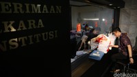 Pengacara publik LBH Jakarta Alldo Felix Januardy mendaftarkan uji materiil pasal penggusuran.