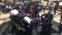 Motor ini masing-masing dibanderol dengan harga Rp 492.500.000 untuk V9 Roamer dan Rp 516.500.000 untuk V9 Bobber harga off the road.
