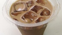 Ada juga versi dingin berupa Es Kopi Susu Tetangga yang banyak jadi favorit. Rasa manis kopi susunya pas dengan sedikit semburat asam kopi. Penggunaan sirup gula aren memberi aroma dan rasa tradisional pada kopi. 