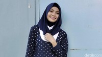 Presenter berusia 32 tahun itu tampil mengenakan hijab dan busana biru-putih serta celana biru dan sneakers putih. Pool/Noel/detikFoto.
