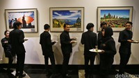 Para pramusaji bersiap menyajikan hidangan untuk peserta Lunch at DPP. 