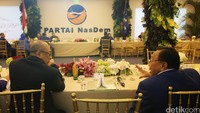 Para peserta Lunch at DPP di kantor DPP Nasdem berbincang sebelum acara dimulai.