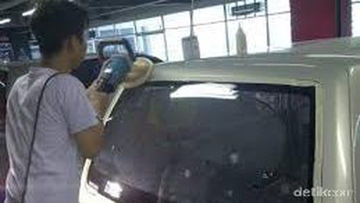 Ini penyebab Jamur Timbul di Kaca Mobil