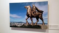 Salah satu karya foto yang dipamerkan adalah ini, Patung Kuda Perunggu Zheng Chenggong yang terletak di Gunung Dapingshan, di Kota Quanzhou, Tiongkok. Ini merupakan patung kuda perunggu terbesar di negara Panda tersebut (Wahyu/detikTravel)