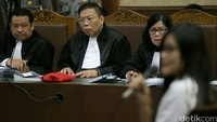 Jessica Wongso juga membantah dirinya selalu memperhatikan meja 54 saat baru tiba di Kafe Olivier. Penegasan ini membantah dalil saksi-saksi jaksa yang berasumsi Jessica selalu memperhatikan meja 54.