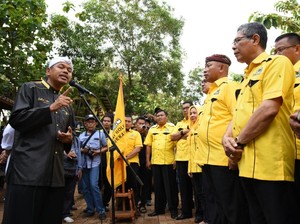 Kang Dedi Lantik Ketua Golkar Kota Bekasi di Kandang Kambing TPA Bantar Gebang