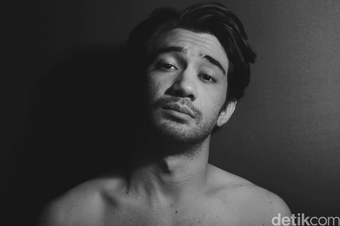 Reza Rahadian saat pemotretan COTM