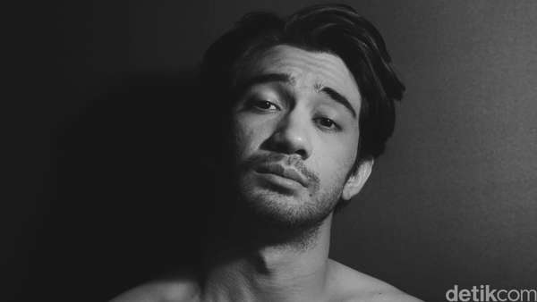 Gaya Reza Rahadian saat Pemotretan Celeb of The Month Gaya Reza Rahadian saat Pemotretan Celeb of The Month