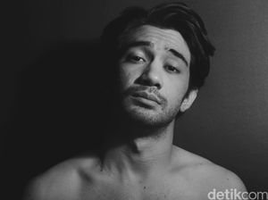 Gaya Reza Rahadian saat Pemotretan Celeb of The Month