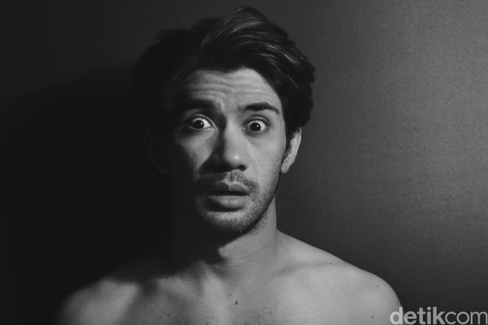 Reza Rahadian saat pemotretan COTM