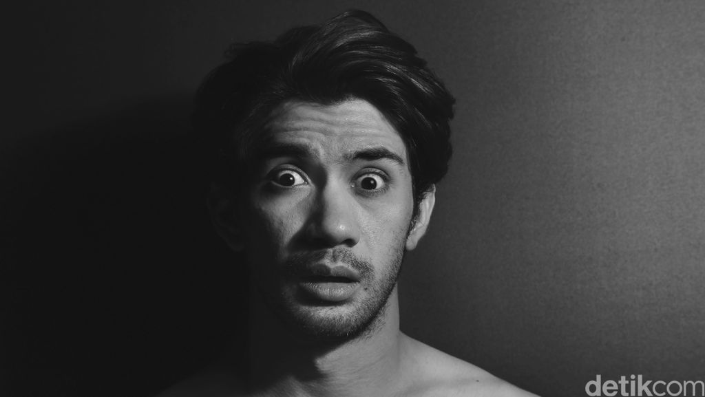 Gaya Reza Rahadian saat Pemotretan Celeb of The Month