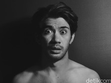 Reza Rahadian Manusia Seribu Wajah