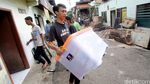 Satpol PP Bantu Warga Bukit Duri Evakuasi Barang